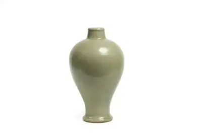 Chine, XIXe siècle Vase en porcelaine monochrome céladon Hauteur: 36,5 cm – kavel bij Galerie Moderne, Elsene (Brussel)