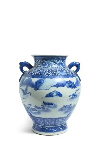 Chine, XIXe siècle Vase en porcelaine à décor en émaux bleu-blanc de canards dans… – kavel bij Galerie Moderne, Elsene (Brussel)