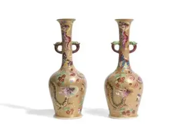 Chine, XIXe siècle Paire de vases en porcelaine à décor en émaux de la… – kavel bij Galerie Moderne, Elsene (Brussel)