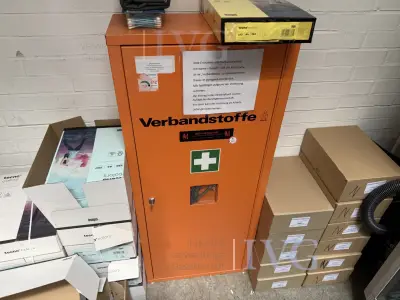 Erste-Hilfe-Schrank (orange) – kavel bij IVG, Wilhelmshaven