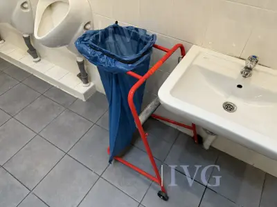 Afvalbak (rood) – kavel bij IVG, Wilhelmshaven