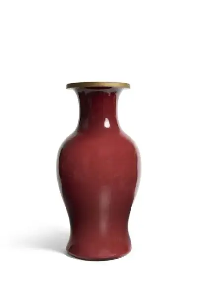 Chine, XIXe siècle Vase en porcelaine à glaçure monochrome sang de boeuf Hauteur: 38… – kavel bij Galerie Moderne, Elsene (Brussel)