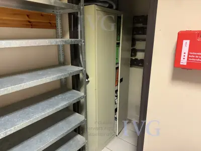 Stalen kast (grijs) – kavel bij IVG, Wilhelmshaven