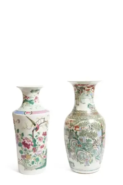 Chine, XIXe siècle Lot de deux vases en porcelaine à divers décors en émaux… – kavel bij Galerie Moderne, Elsene (Brussel)