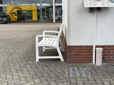 Kunststofbank – kavel bij IVG, Wilhelmshaven