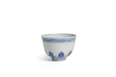 Chine, XIXe siècle Pochon en porcelaine à décor floral en émaux bleu-blanc Marque apocryphe… – kavel bij Galerie Moderne, Elsene (Brussel)