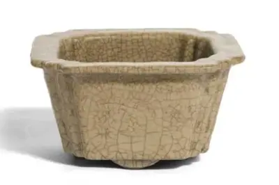 Chine, XIXe siècle Jardinière en porcelaine craquelée Céladon Hauteur: 8,5 cm – kavel bij Galerie Moderne, Elsene (Brussel)