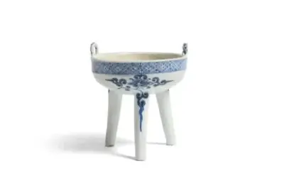 Chine, XIXe siècle Pot tripode en porcelaine en émaux bleu-blanc à décor de nuées… – kavel bij Galerie Moderne, Elsene (Brussel)