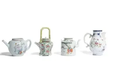 Chine, XVIIIe-XIXe siècle Lot de deux théières et une verseuse en porcelaine à divers… – kavel bij Galerie Moderne, Elsene (Brussel)