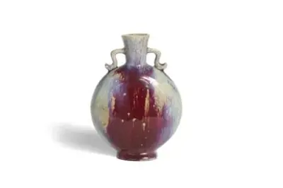 Chine, XVIIIe siècle Vase gourde en porcelaine flambée Hauteur: 16 cm Restaurations au col… – kavel bij Galerie Moderne, Elsene (Brussel)