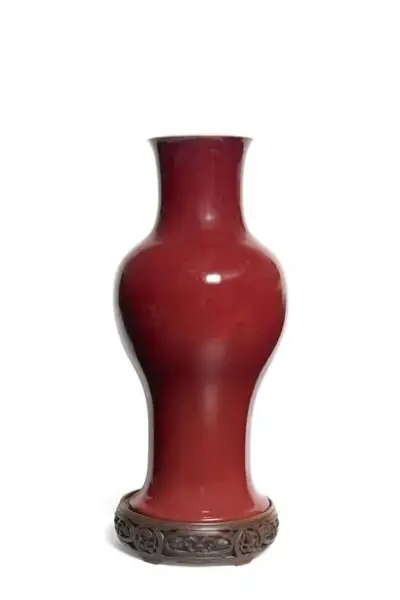 Chine, XVIIIe siècle Vase en porcelaine à glaçure monochrome sang de boeuf Socle en… – kavel bij Galerie Moderne, Elsene (Brussel)