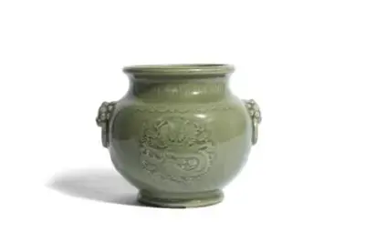 Chine, époque Qianlong (1736-1795) Vase en porcelaine céladon à décor en léger relief de… – kavel bij Galerie Moderne, Elsene (Brussel)