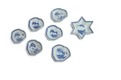Chine, époque Qianlong (1736-1795) Milieu de table en porcelaine en émaux bleu-blanc composé de… – kavel bij Galerie Moderne, Elsene (Brussel)