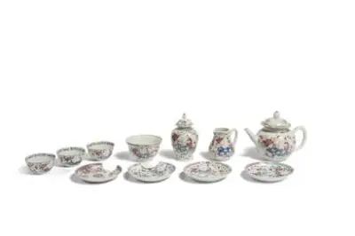 Chine, époque Qianlong (1736-1795) Ensemble comprenant une théière, une verseuse, une petite potiche couverte,… – kavel bij Galerie Moderne, Elsene (Brussel)