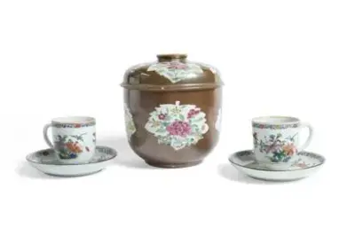 Chine, époque Qianlong (1736-1795) Lot comprenant deux tasses et leurs soucoupes en porcelaine en… – kavel bij Galerie Moderne, Elsene (Brussel)