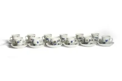 Chine, époque Qianlong (1736-1795) Série de douze tasses et leurs sous-tasses en porcelaine en… – kavel bij Galerie Moderne, Elsene (Brussel)