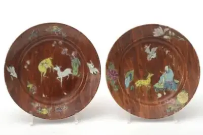 Chine, époque Yongzheng (1723-1735) Rare paire d'assiettes en porcelaine à décor en émaux de… – kavel bij Galerie Moderne, Elsene (Brussel)