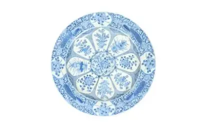 Chine, époque Kangxi (1662-1722) Grand plat en porcelaine en émaux bleu-blanc à décor floral… – kavel bij Galerie Moderne, Elsene (Brussel)