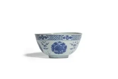 Chine, époque Kangxi (1662-1722) Bol en porcelaine à décor floral en émaux bleu-blanc Hauteur:… – kavel bij Galerie Moderne, Elsene (Brussel)