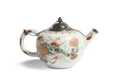 Chine, époque Kangxi (1662-1722) Théière en porcelaine à décor floral en émaux de la… – kavel bij Galerie Moderne, Elsene (Brussel)