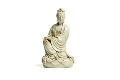 Chine, XVIIe siècle Rare statue de Guanyin en porcelaine blanc de Chine représentée assise,… – kavel bij Galerie Moderne, Elsene (Brussel)