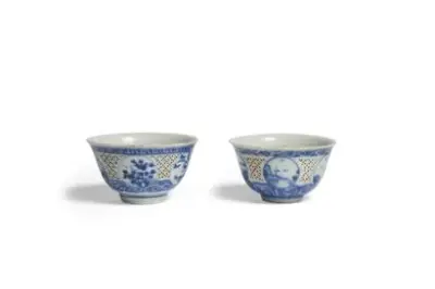 Chine, époque Chongzhen (1628-1644) Paire de pochons réticulés en porcelaine en émaux bleu-blanc à… – kavel bij Galerie Moderne, Elsene (Brussel)