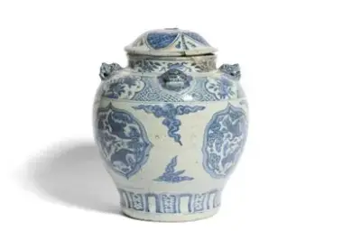 Chine, époque Wanli (1573-1619) Potiche couverte en porcelaine à décor en émaux bleu-blanc de… – kavel bij Galerie Moderne, Elsene (Brussel)