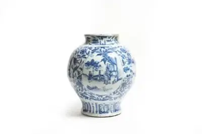 Chine, époque Ming (1368-1644) Vase en porcelaine en émaux bleu-blanc à décor de personnages… – kavel bij Galerie Moderne, Elsene (Brussel)
