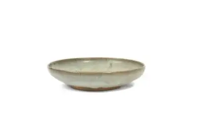 Chine, époque Ming (1368-1644) Plat en grès glaçuré Diamètre: 22,5 cm – kavel bij Galerie Moderne, Elsene (Brussel)