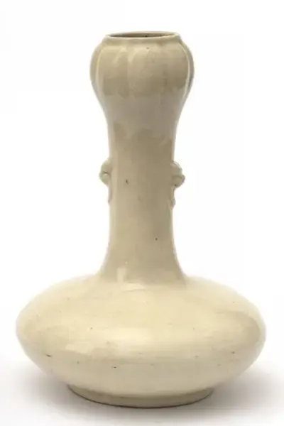 Chine, époque Ming (1368-1644) Vase tête gousse d'ail en porcelaine monochrome blanche Hauteur: 27,5… – kavel bij Galerie Moderne, Elsene (Brussel)