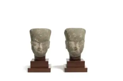 Chine, dynastie Wei ( 386 - 557) Paire de têtes de femmes en terre-cuite… – kavel bij Galerie Moderne, Elsene (Brussel)