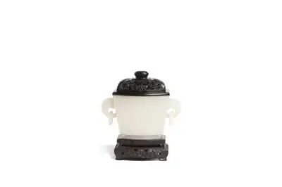 Chine, XXe siècle Brûle-parfum en pierre dure sculpté à décor de masques taoïstes archaïques… – kavel bij Galerie Moderne, Elsene (Brussel)