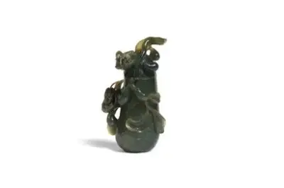 Chine, XXe siècle Vase couvert en pierre dure à décors de végétaux et d'insectes… – kavel bij Galerie Moderne, Elsene (Brussel)