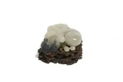 Chine, XIXe - XXe siècle Groupe en jade sculpté représentant trois chats et une… – kavel bij Galerie Moderne, Elsene (Brussel)