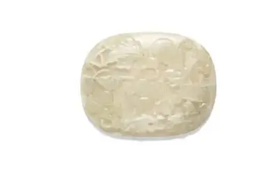Chine, XIXe siècle Plaque de sceptre ruyi en jade sculpté à décor floral et… – kavel bij Galerie Moderne, Elsene (Brussel)