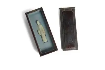Chine, XVIIIe - XIXe siècle Personnage en jade sculpté Présenté dans son coffret en… – kavel bij Galerie Moderne, Elsene (Brussel)