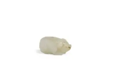 Chine, époque Qing (1644-1912) Jade sculptée représentant un cochon Poids: 36 g – kavel bij Galerie Moderne, Elsene (Brussel)
