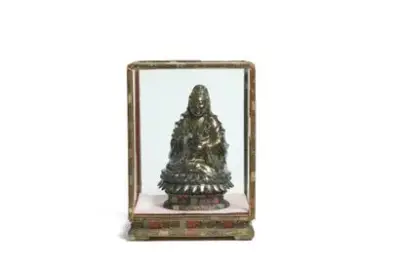 Chine, XXe siècle Statue de Guanyin en argent partiellement vermeillé représentée assise sur une… – kavel bij Galerie Moderne, Elsene (Brussel)
