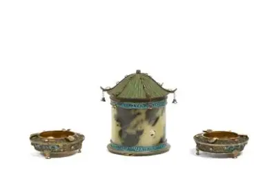 Chine, époque République (1912-1949) Lot comprenant une paire de cendriers tripodes en argent cloisonné… – kavel bij Galerie Moderne, Elsene (Brussel)
