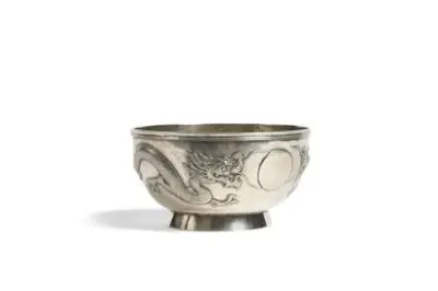 Chine, vers 1900 Bol chinois en argent à décor de dragon chassant la perle… – kavel bij Galerie Moderne, Elsene (Brussel)