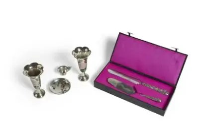 Chine, XXe siècle Lot comprenant une paire de vases en argent émaillé, une tasse… – kavel bij Galerie Moderne, Elsene (Brussel)