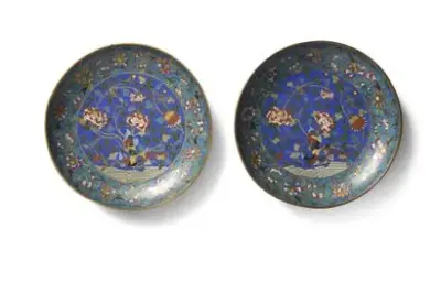 Chine, époque Jiaqing (1796-1820) Paire d'assiettes en bronze doré et émaux cloisonnés Diamètre: 19… – kavel bij Galerie Moderne, Elsene (Brussel)