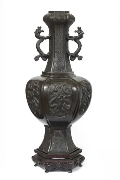 Chine, XIXe siècle Grand vase à anses en bronze sculpté et ciselé à décor… – kavel bij Galerie Moderne, Elsene (Brussel)
