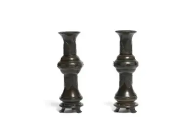 Chine, XVIIe - XVIIIe siècle Paire de vases en bronze à décor archaïque Reposant… – kavel bij Galerie Moderne, Elsene (Brussel)