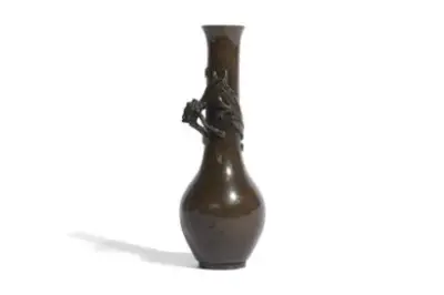 Chine, époque Ming (1368-1644) Vase à long col en bronze à décor de dragon… – kavel bij Galerie Moderne, Elsene (Brussel)