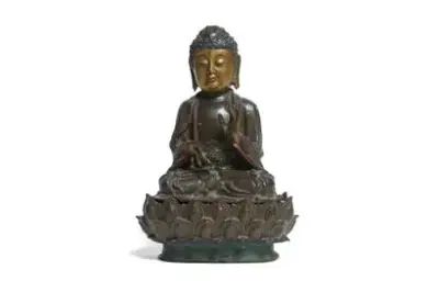 Chine, époque Ming (1368-1644) Statue de Bouddha en bronze laqué et polychromé représenté assis… – kavel bij Galerie Moderne, Elsene (Brussel)