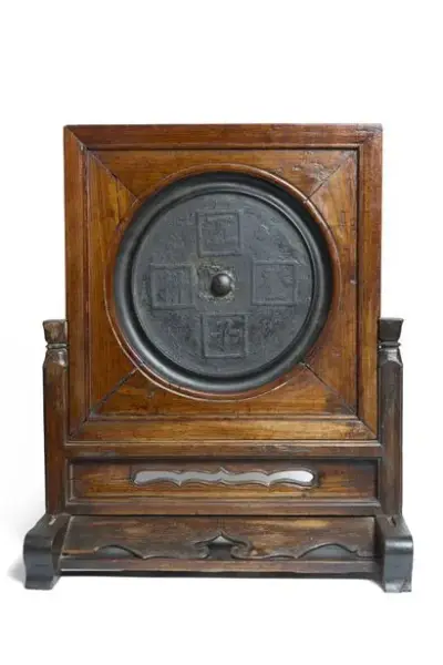 Chine, époque Ming (1368-1644) Miroir en bronze à décor de symboles bouddhiques Présenté dans… – kavel bij Galerie Moderne, Elsene (Brussel)