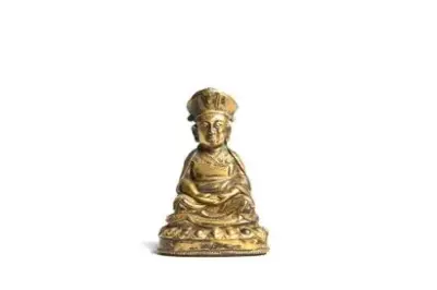 Tibet, XVIe - XVIIe siècle Statue de moine en bronze doré représenté assis sur… – kavel bij Galerie Moderne, Elsene (Brussel)