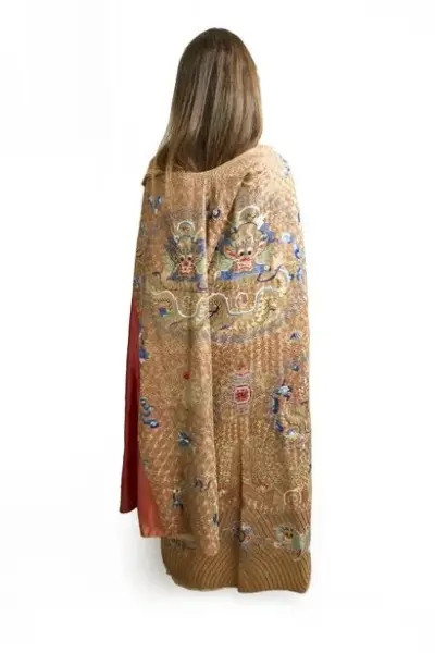 Chine, XXe siècle Robe de cour en kesi brodé et fils d'or et d'argent… – kavel bij Galerie Moderne, Elsene (Brussel)