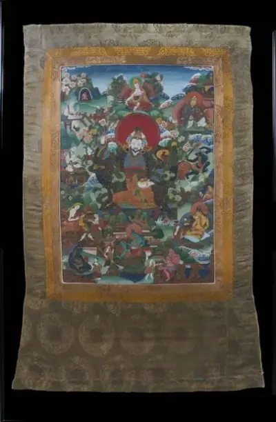 Tibet, XIXe siècle Padmasambhava Thangka Broderie à décor de dragons 110 x 70 cm – kavel bij Galerie Moderne, Elsene (Brussel)